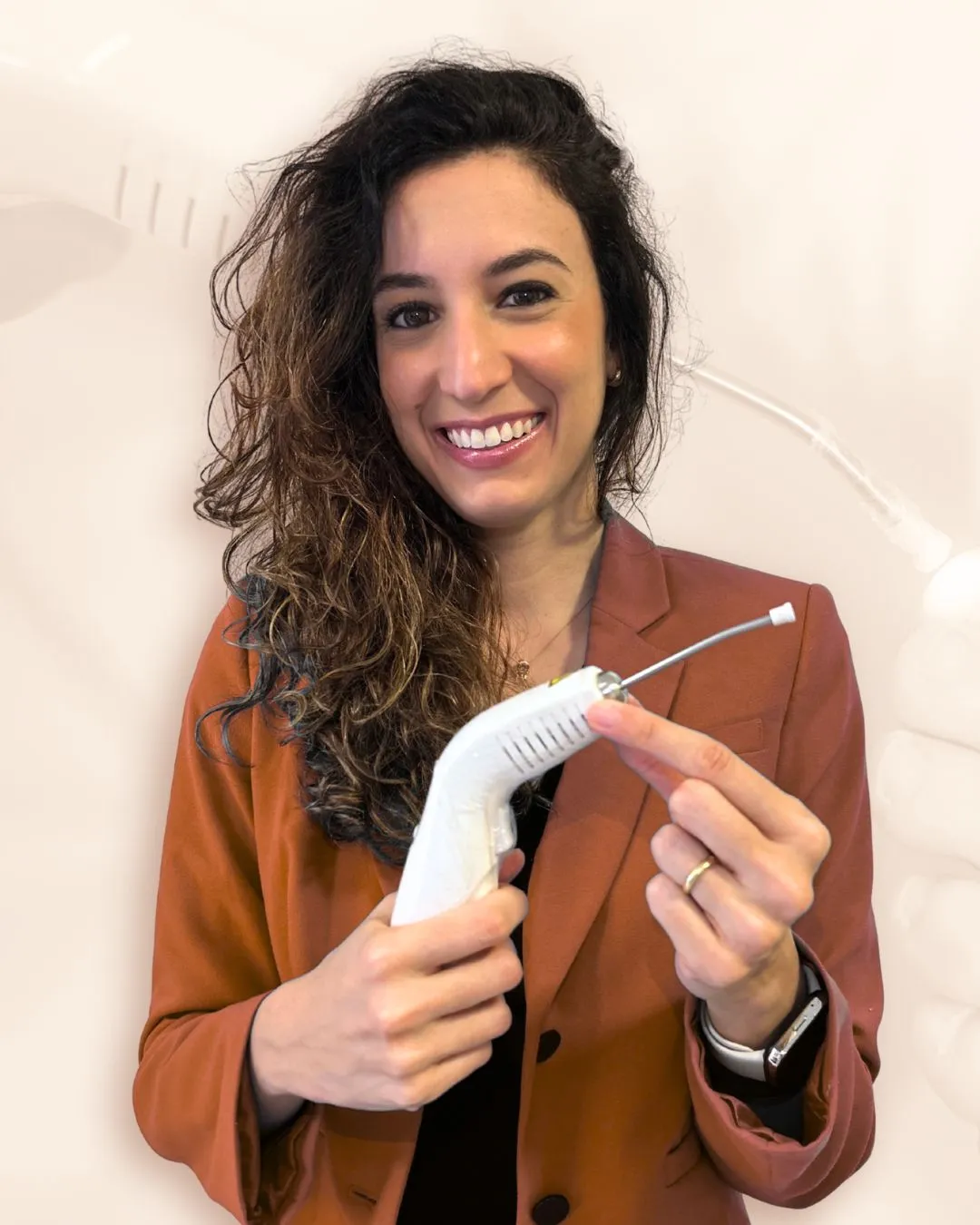 Fernanda Pradines segurando o equipamento de laser